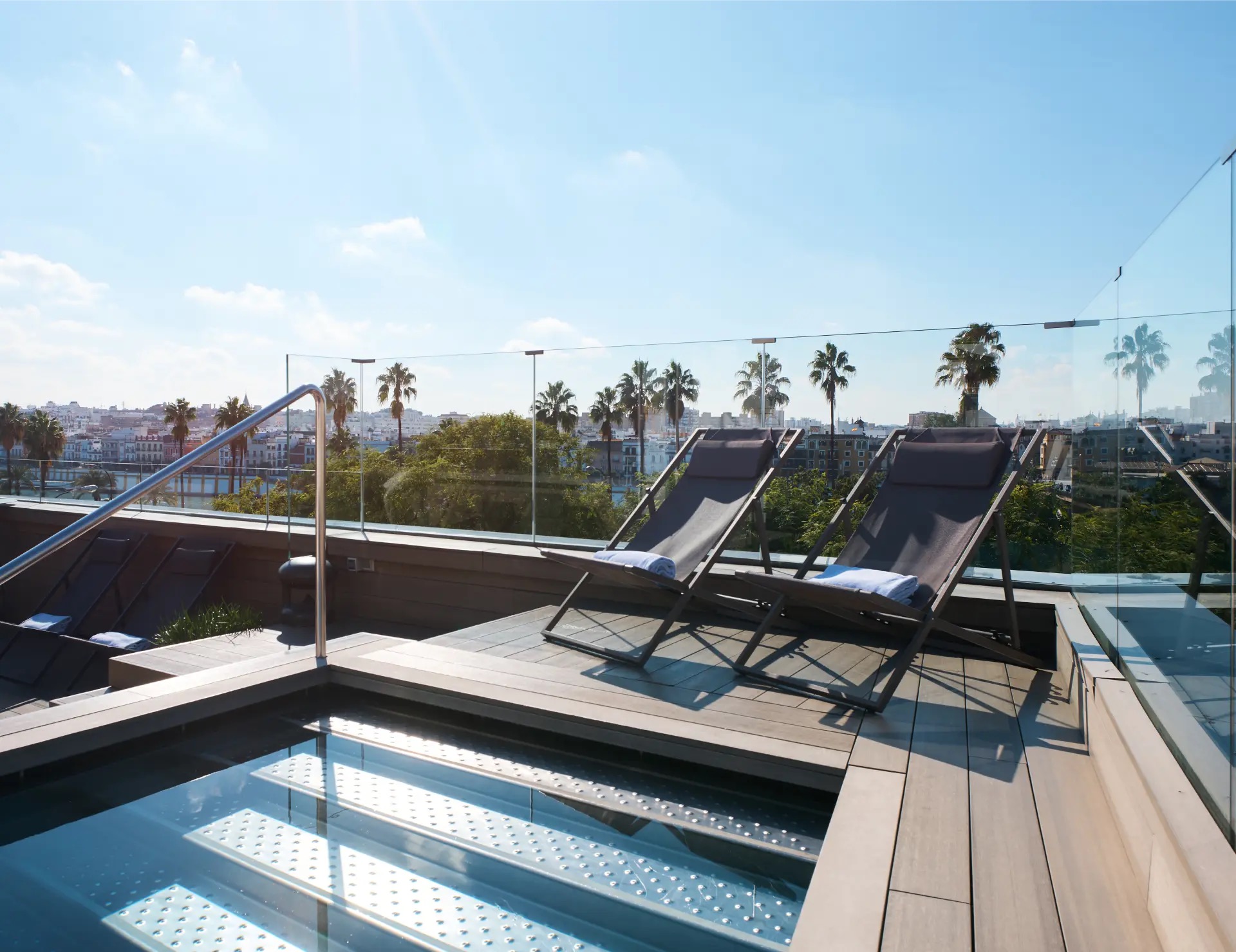 Piscina y solárium de la terraza Kivir Skyline