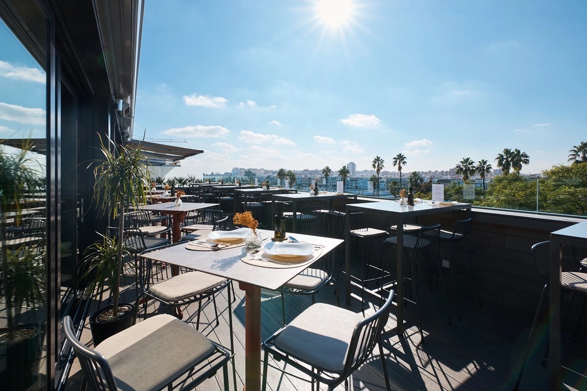 Mesas de la terraza Kivir Skyline con vistas a Sevilla